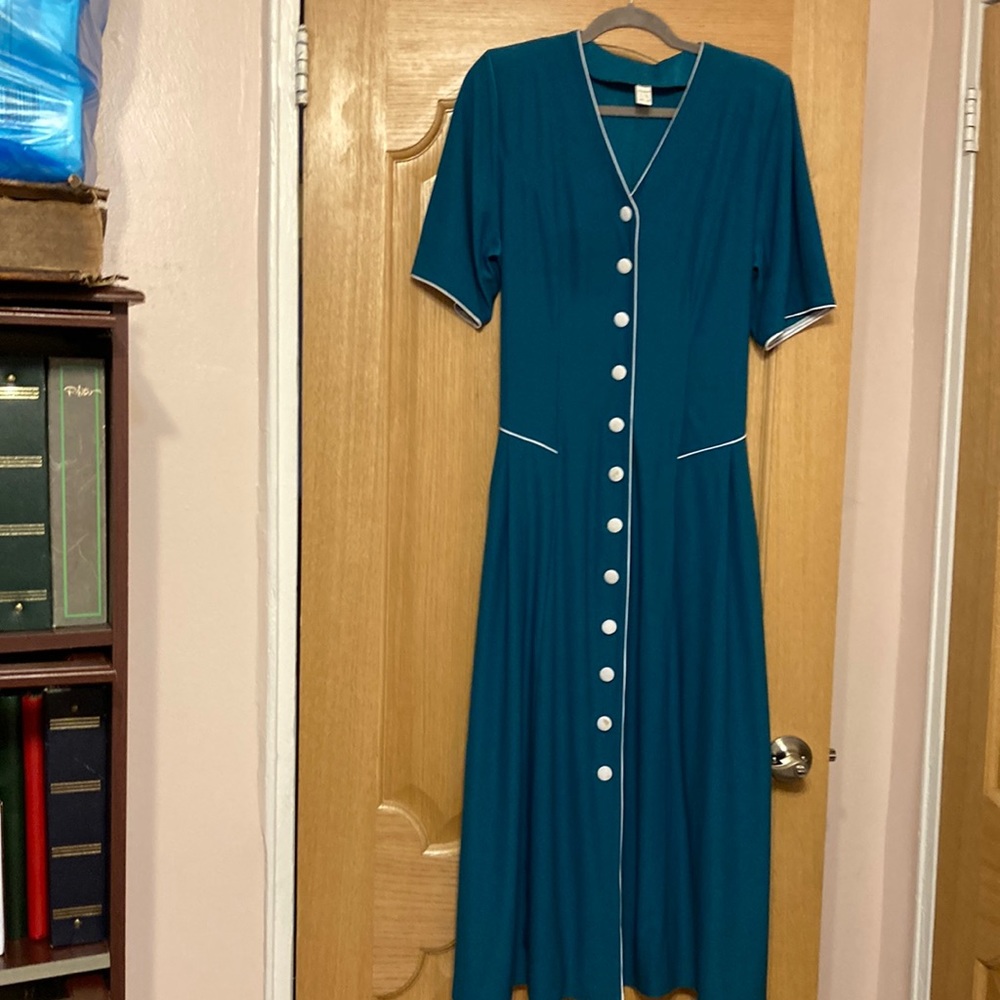 NWOT long turquoise women’s dressing gown with short sleeves. Size 14.